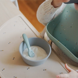 Duo de cuillères d'apprentissage - Cambridge Blue/Shifting Sand | MUSHIE