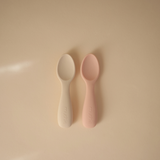 Duo de mini cuillères d'apprentissage - Blush / Sable | MUSHIE